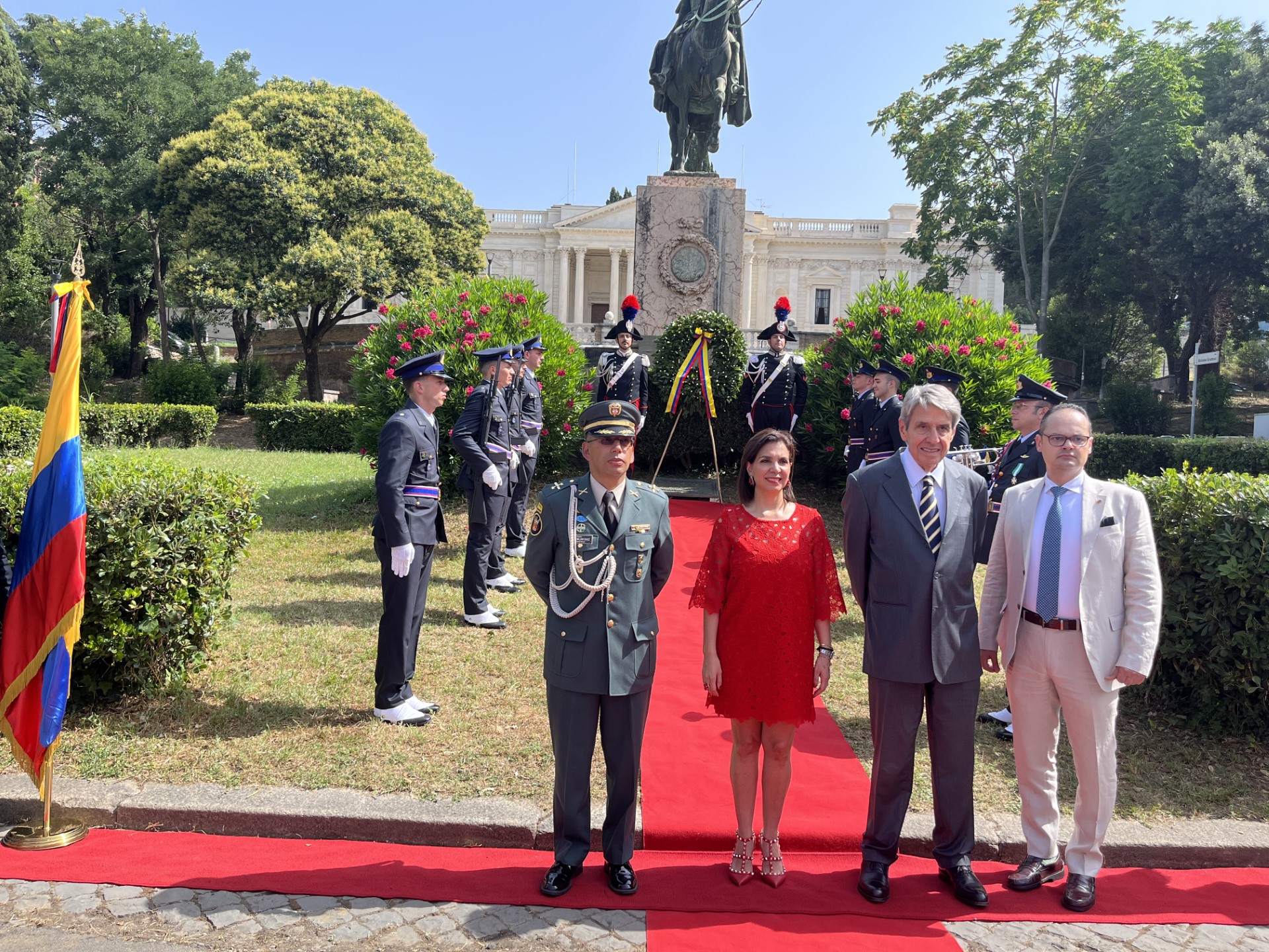 Ofrenda floral ante la estatua del Libertador Simón Bolívar en Villa Borghese para conmemorar la Independencia de Colombia