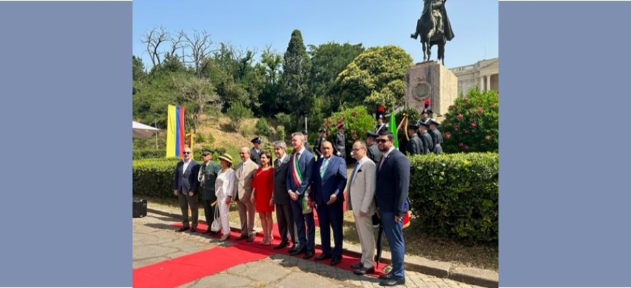 Ofrenda floral ante la estatua del Libertador Simón Bolívar en Villa Borghese para conmemorar la Independencia de Colombia