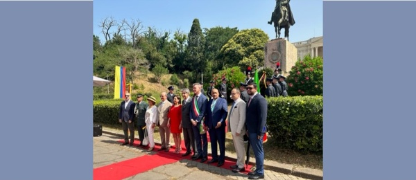 Ofrenda floral ante la estatua del Libertador Simón Bolívar en Villa Borghese para conmemorar la Independencia de Colombia